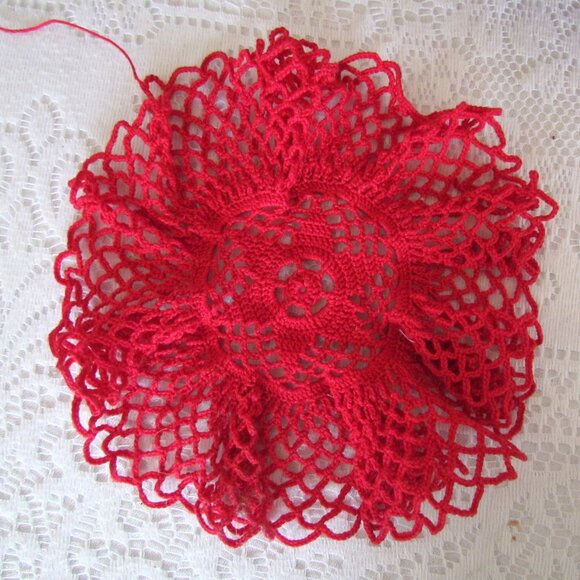 RED TABLE DOILIES, NEW & CRISP, PERFECT UNDER VASE, CANDY DISH, LAMPS - Picture 2 of 2